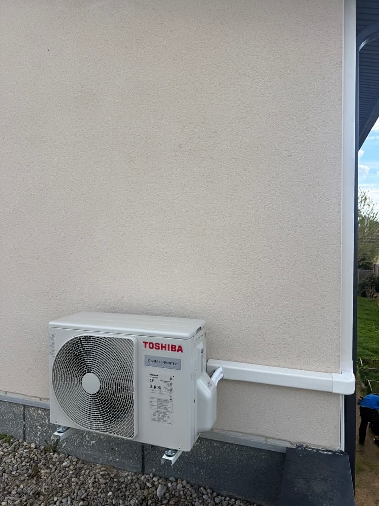 Groupe extérieur Toshiba installé sur façade — pose discrète avec passage de câbles soigné
