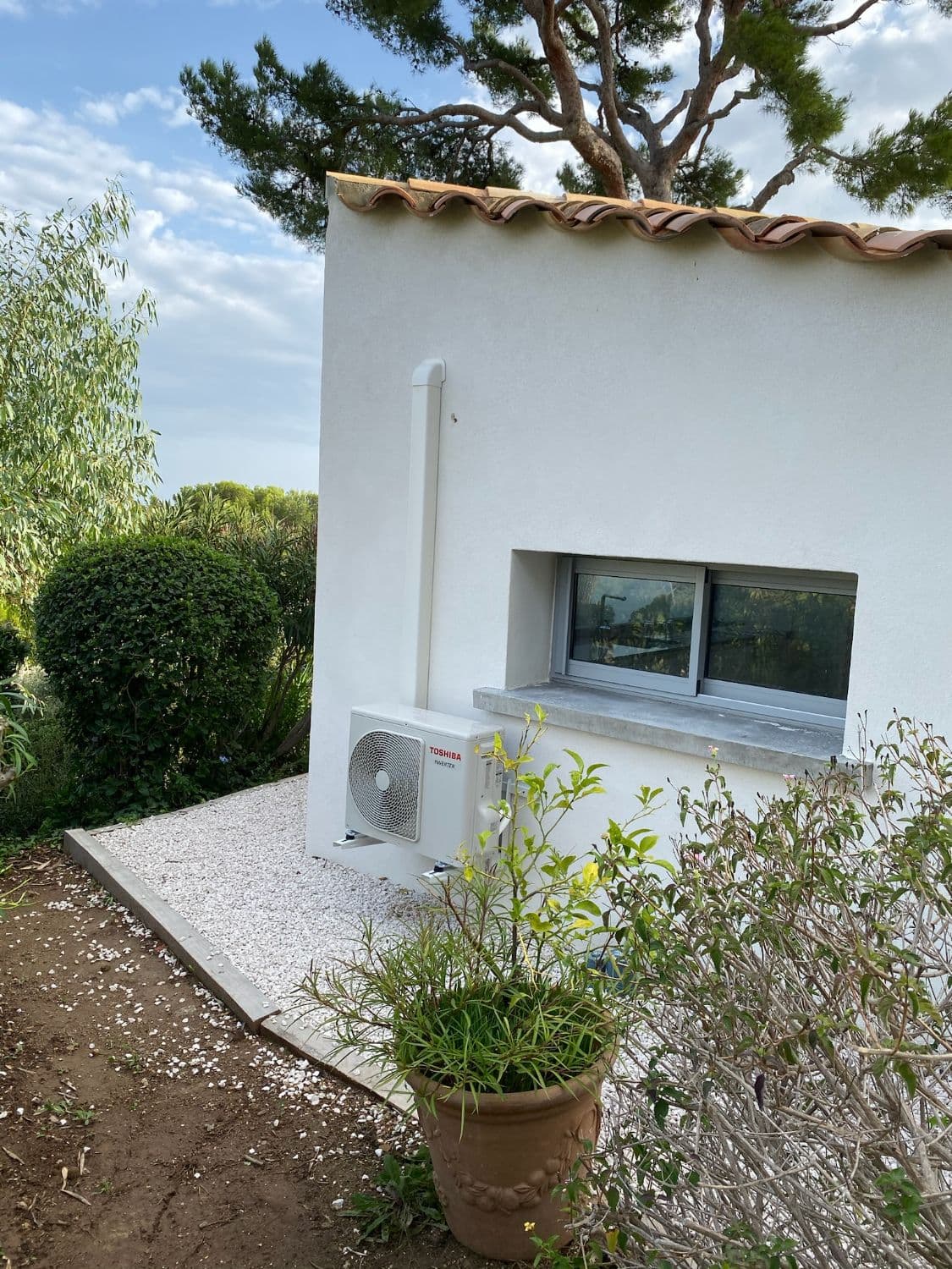Groupe extérieur Toshiba installé sur façade de villa — intégration paysagée